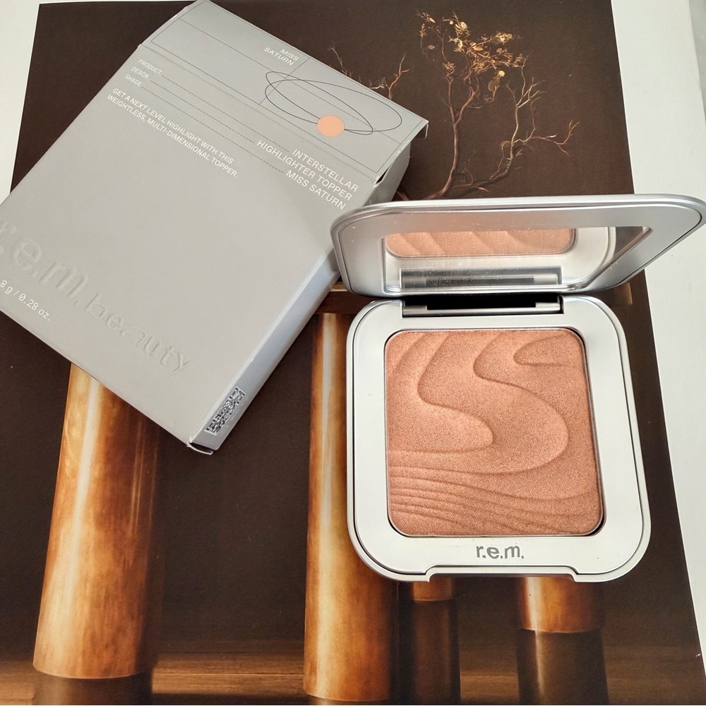 r.e.m. beauty Interstellar Highlighter Topper‎